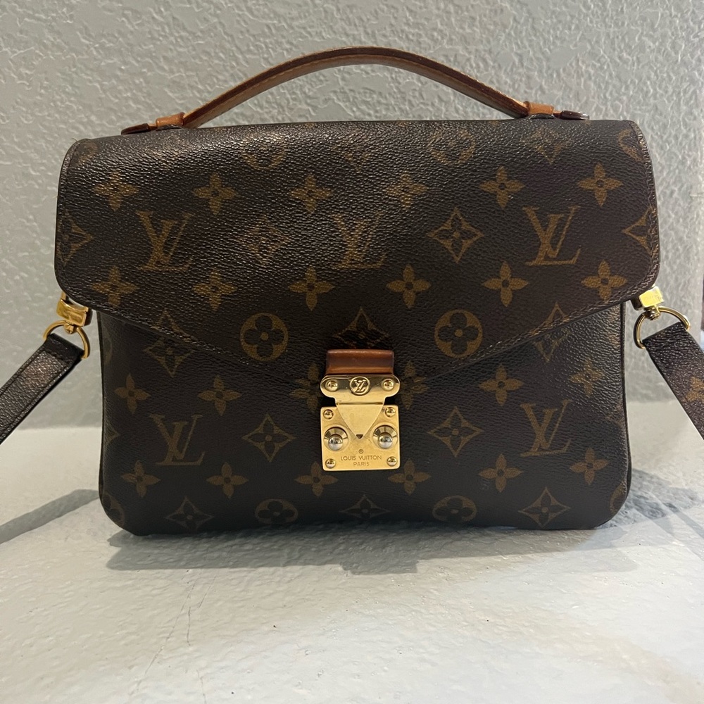 - Authentic Louis Vuitton Monogram pochette Métis bag for sale!